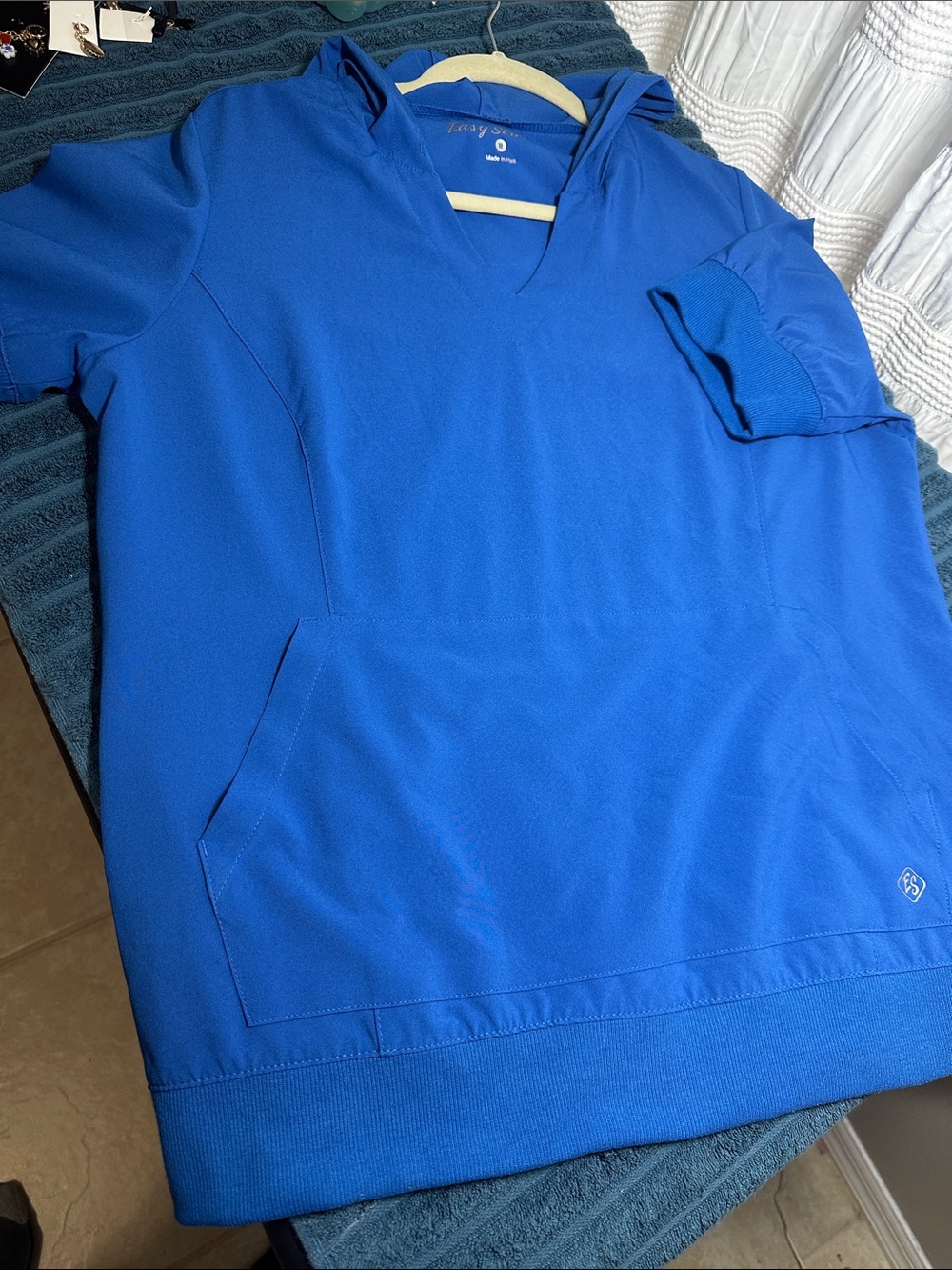 Ladies scrub top Sz M by Easy Stretch. NWT